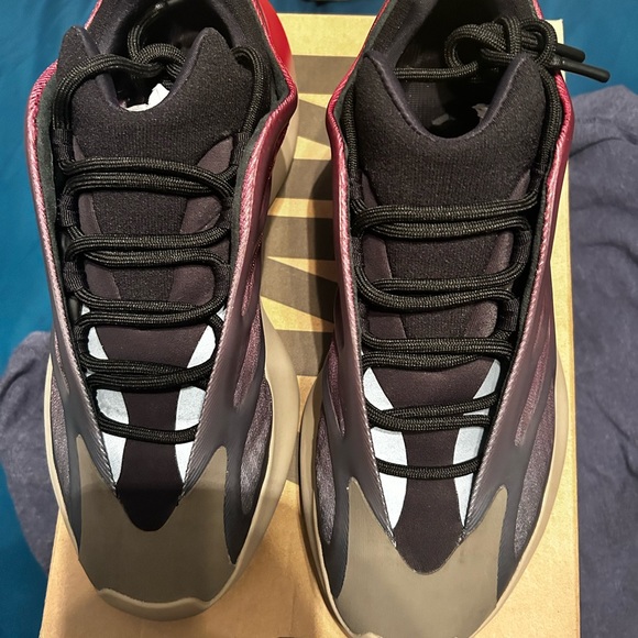 I’m selling Yeezys in Killeen Tx. I’m trying to get them off my hands.